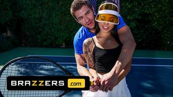 (Xander Corvus) Massages (Gina Valentinas) Foot To Ease Her Pain They End Up Fucking - Brazzers